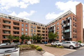 Top-Rated Penthouse - King Size Bed & Free Parking Romford